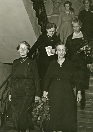 Gerda Höjer, drottning Louise, Clara Käck och prinsessan Sibylla. Världshälsodagen 1954, Stockholms Konserthus