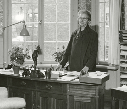 Gerda Höjer i sitt arbetsrum 1958. Foto Lennart Olson, TAM-Arkiv
