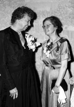 Gerda Höjer tillsammans med Eleanor Roosevelt på Waldorf Astoria i New York år 1950. Roosevelt var då USA:s delegat i FN, och Höjer ordförande i The International Council of Nurses.