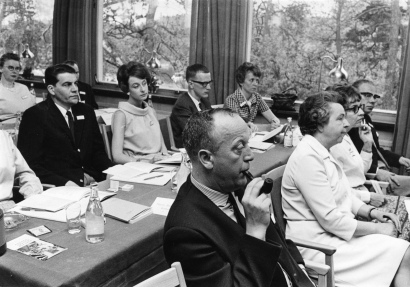 Apotekstekniker på konferens, 1960-tal. Foto Allan Myrman. Farmaciförbundet ATF:s arkiv, TAM-Arkiv