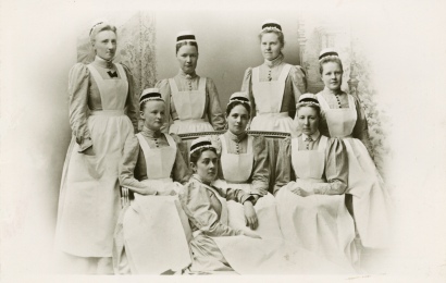 Sophiasystrar, 1897. Längst t.v. SSF:s första ordförande Emmy Lindhagen. Svensk Sjuksköterskeförening SSF.