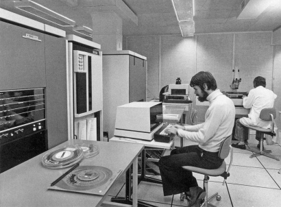 Datorer allt vanligare på kontoren, 1970-tal. Foto Peter Gullers. TAM-Arkiv