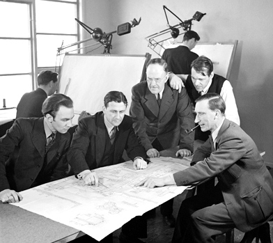 Ingenjörer studerar ritning, Köpings Mekaniska verkstad, 1942. Foto KW Gullers.