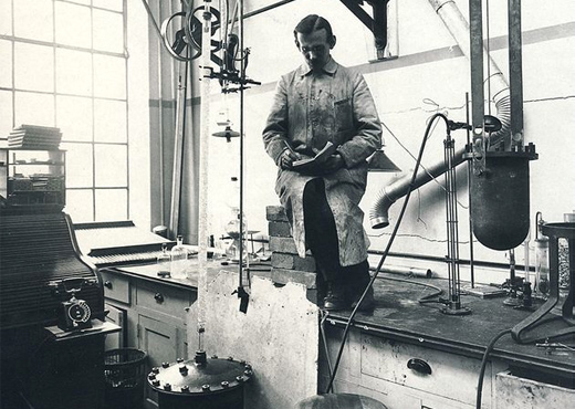 Gustaf Dalén i sitt laboratorium (AGA) på Lidingö, 1916. 