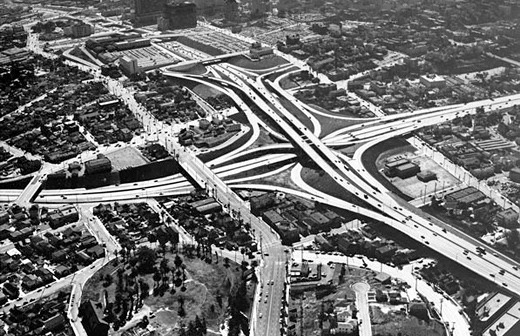Los Angeles Freeways, The Four Level, 1954, ett år efter öppnandet. Courtesy of the Dick Whittington Photography Collection, USC Libraries.