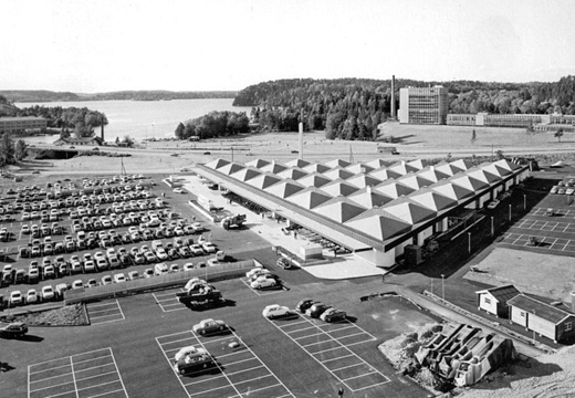 Obs! stormarknad i Vårby centrum, 1966. KF:s arkiv, Wikimedia Commons.