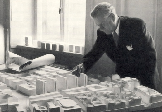Sven Markelius som Stadsplanedirektör omkring 1954. Här med en modell över Nedre Norrmalm och Hötorgscity.
