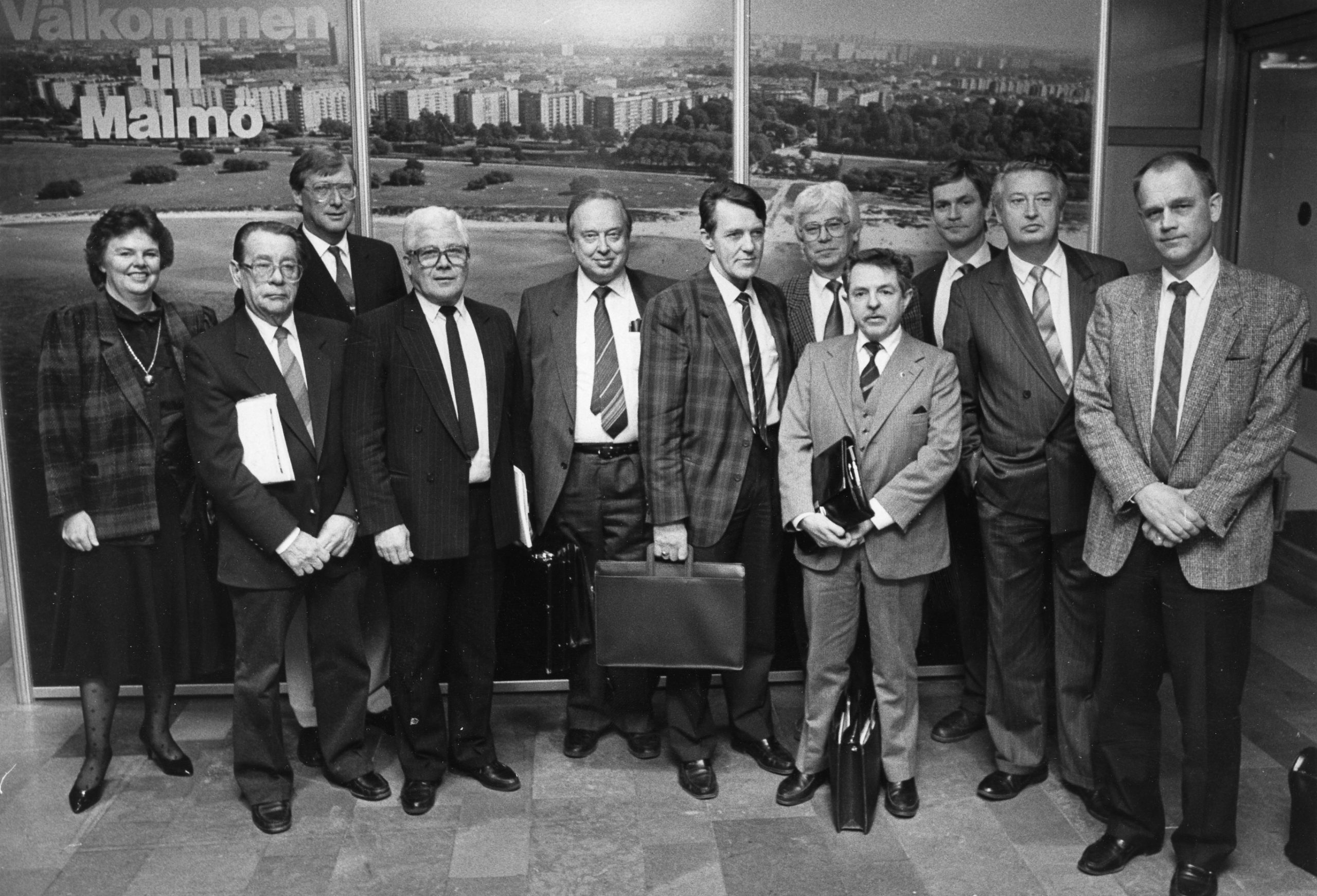 1987 års kommunalekonomiska mässa i Malmö lockade många deltagare, som PTK:s Bertil Blomqvuist (näst längst till höger) och löneminister Bengt KÅ Johansson (längst till höger). Foto: Göran Strandberg.